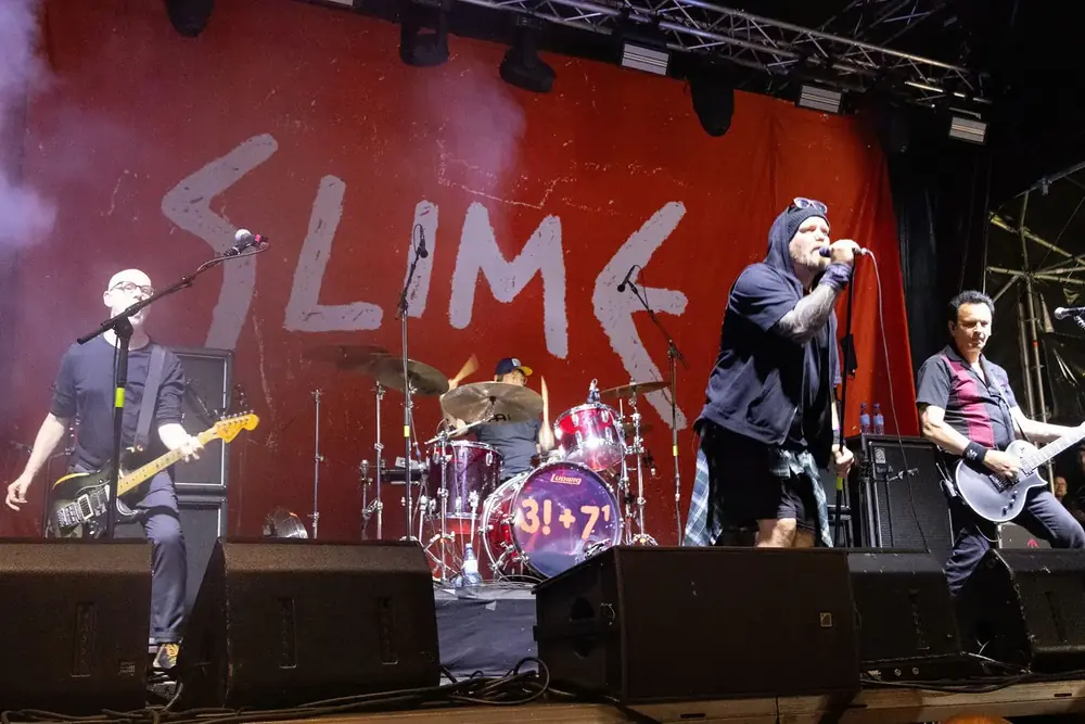 Bedrucktes Stage-Backdrop hinter einer Band auf der Bühne