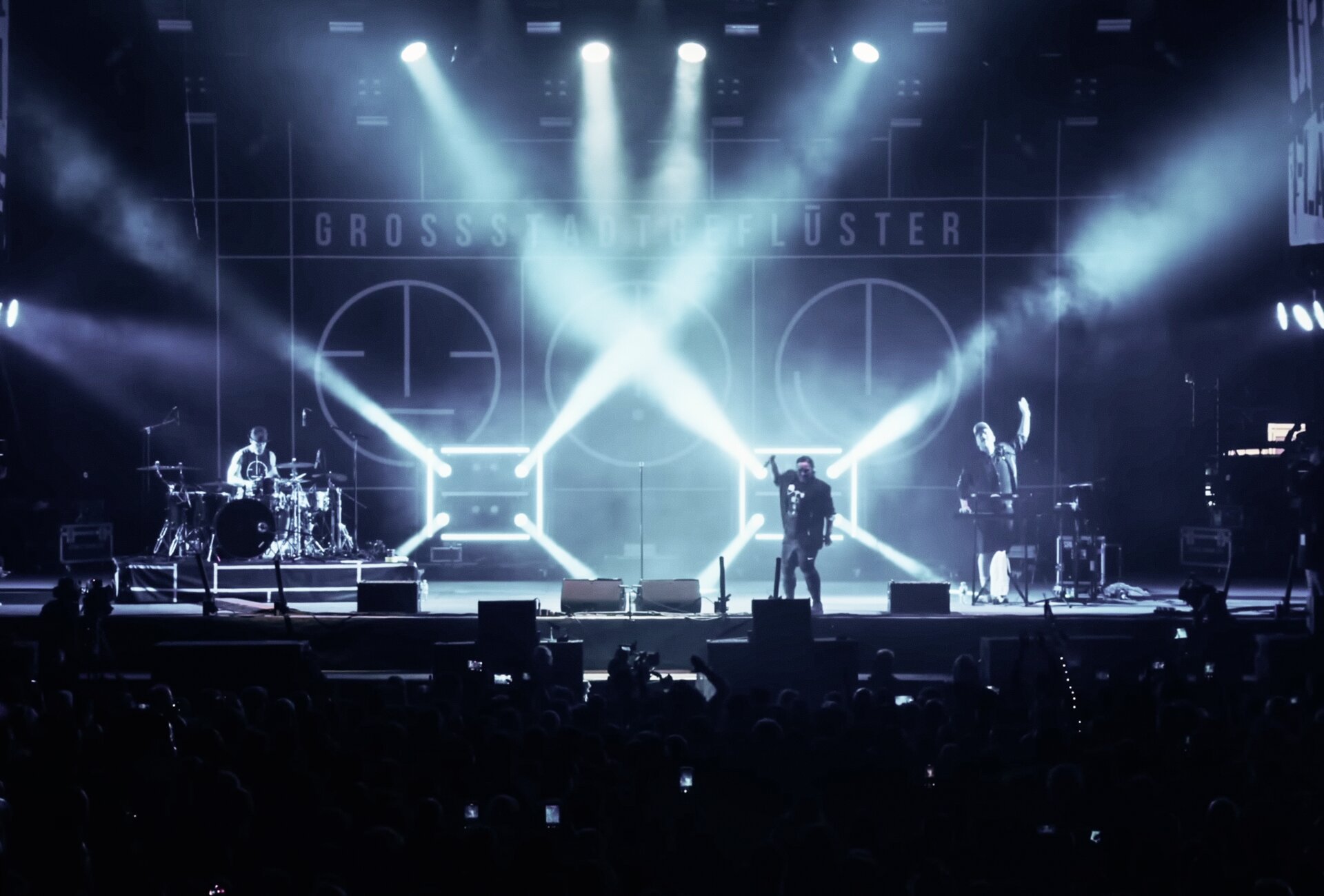 Großstadtgeflüster — Stage Backdrop 1200×600 cm, live im Konzert
